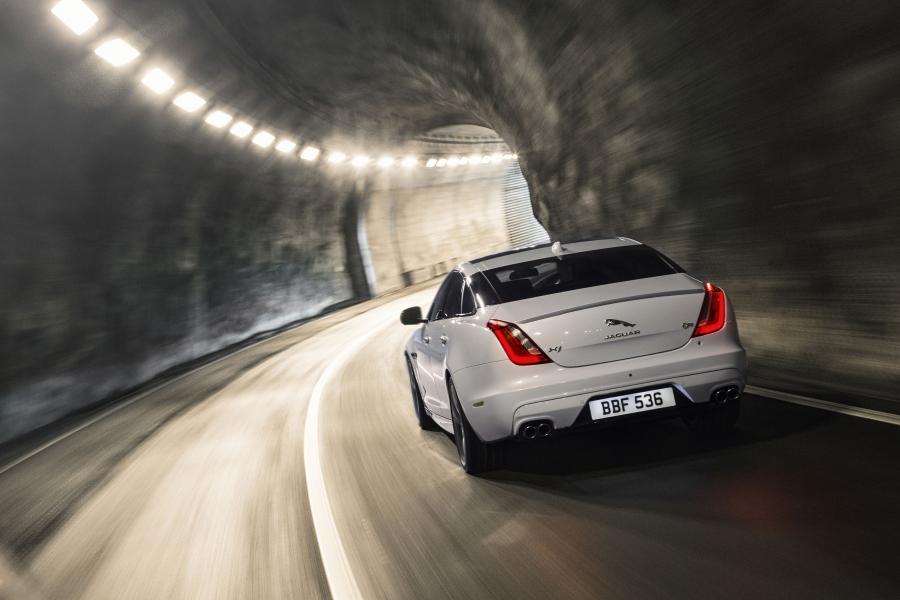  Jaguar XJR 2015 года  (фото 5 из 16)